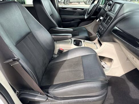 Used 2019 Dodge Grand Caravan SXT image 12