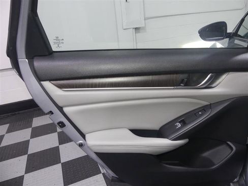 Used 2020 Honda Accord Touring image 25