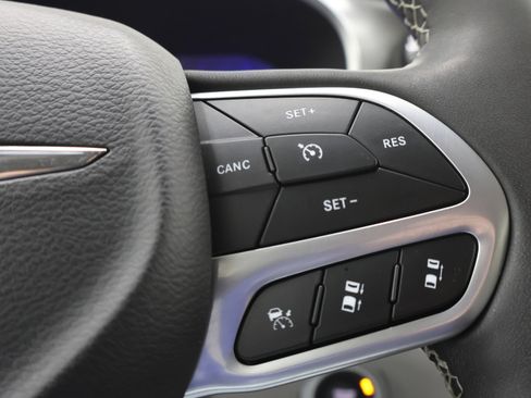 Used 2024 Chrysler Pacifica Touring-L image 15