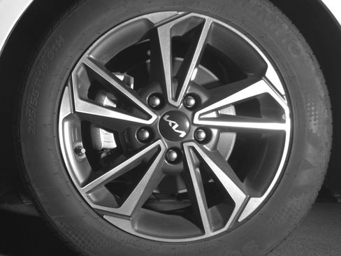 Used 2024 Kia Forte LXS image 17