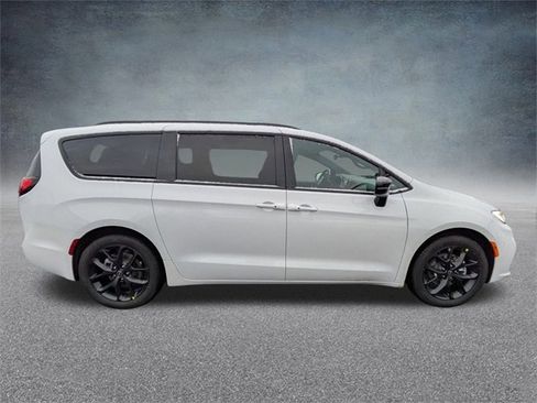 New 2026 Chrysler Pacifica Select w/ S Appearance Package image 3