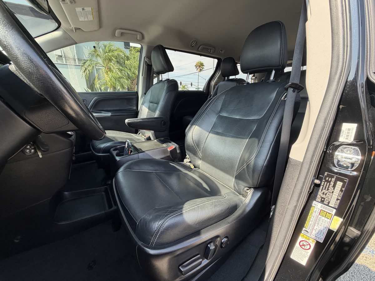 Used 2019 Toyota Sienna SE w/ Carpet Mat Package FWD image 9