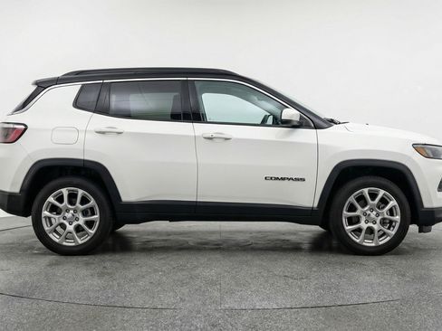 Used 2025 Jeep Compass Limited image 11