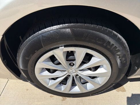 Used 2016 Toyota Camry LE FWD image 7