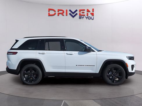 New 2025 Jeep Grand Cherokee Altitude image 10