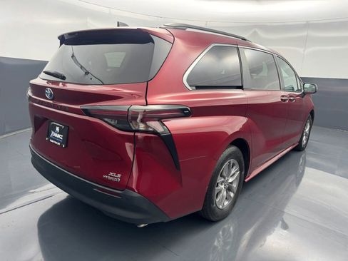 Used 2023 Toyota Sienna XLE image 3