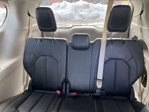 Used 2024 Chrysler Pacifica Touring-L image 26