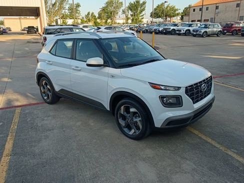 Used 2025 Hyundai Venue SEL FWD image 6
