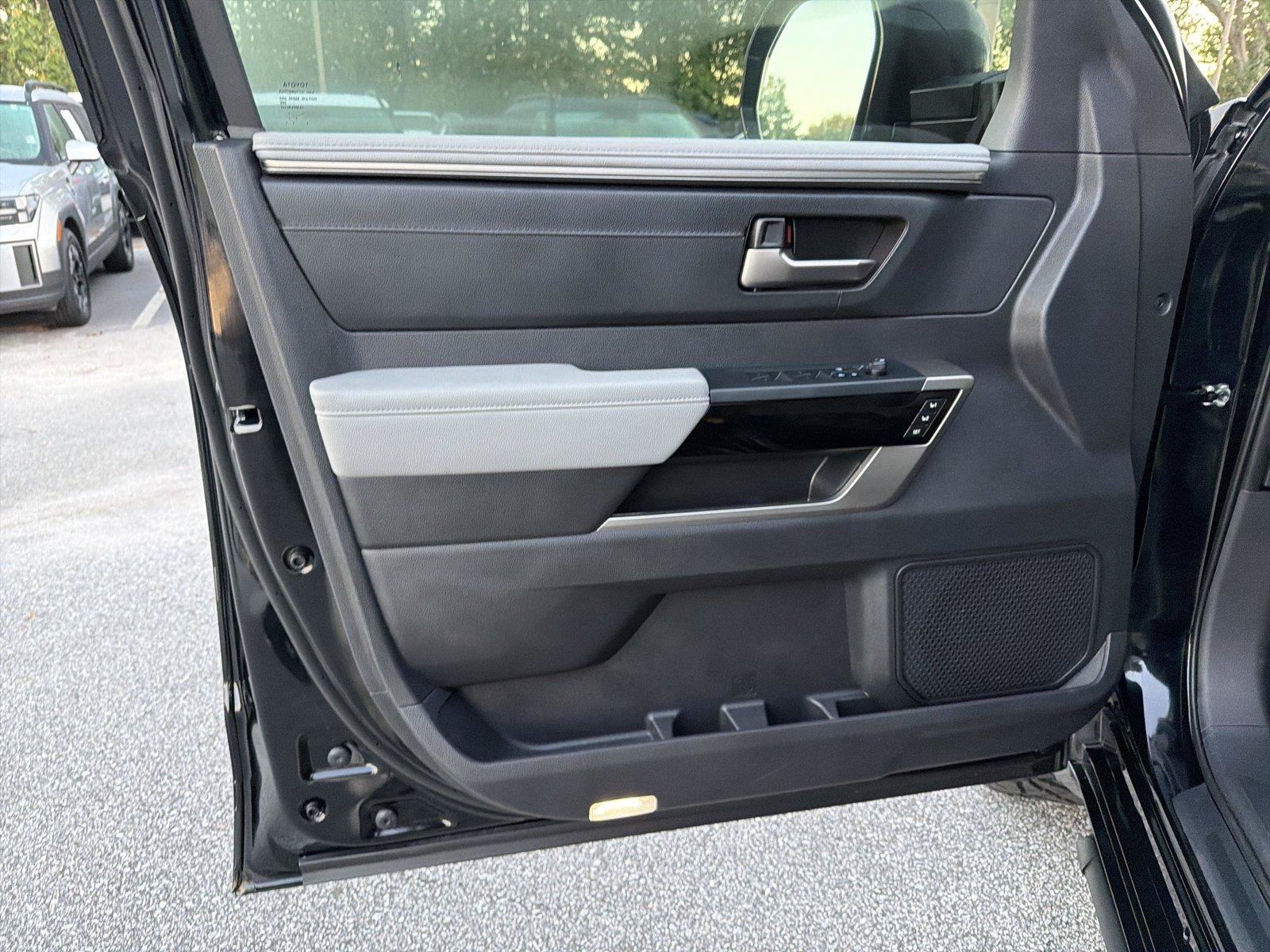 Used 2025 Toyota Tundra Limited AWD/4WD image 9