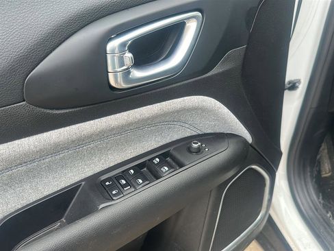 Used 2024 Jeep Compass Latitude image 16