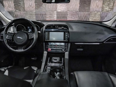 Used 2017 Jaguar F-PACE Premium image 12