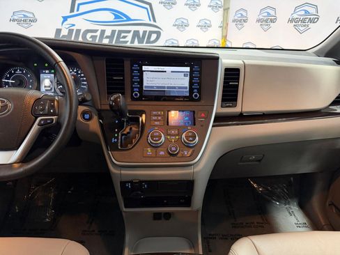 Used 2020 Toyota Sienna XLE Premium w/ Carpet Mat Package image 39