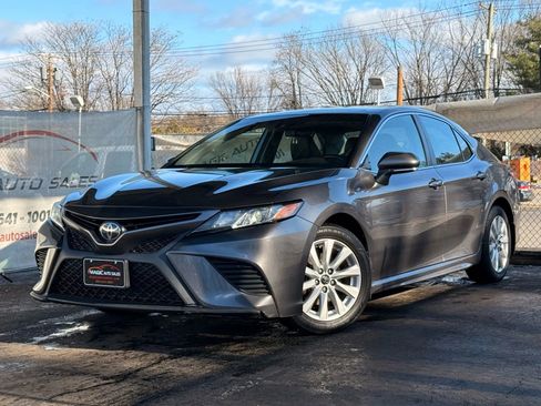 Used 2020 Toyota Camry SE image 1
