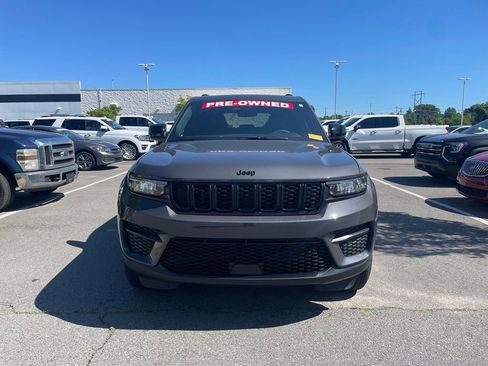 Used 2025 Jeep Grand Cherokee Altitude AWD/4WD image 2