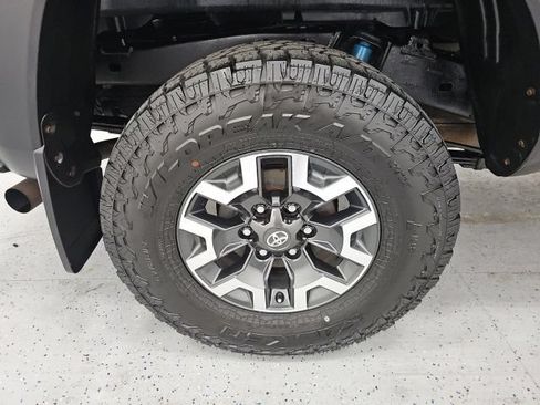 Used 2020 Toyota Tacoma TRD Off-Road w/ Technology Package AWD/4WD image 7