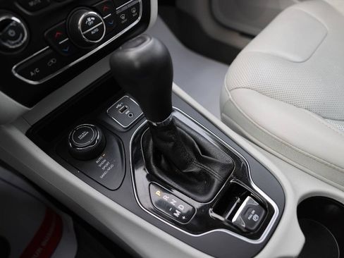 Used 2019 Jeep Cherokee Limited AWD/4WD image 27
