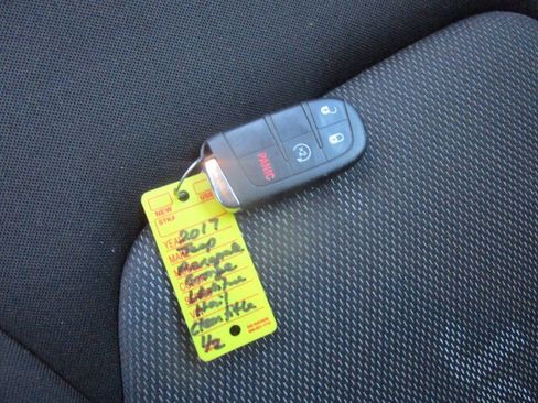 Used 2017 Jeep Renegade Latitude image 34