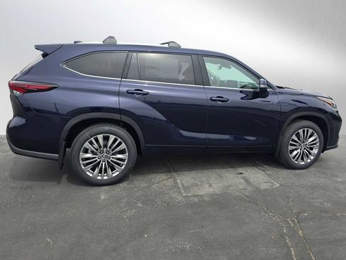New 2026 Toyota Highlander Platinum AWD/4WD image 2