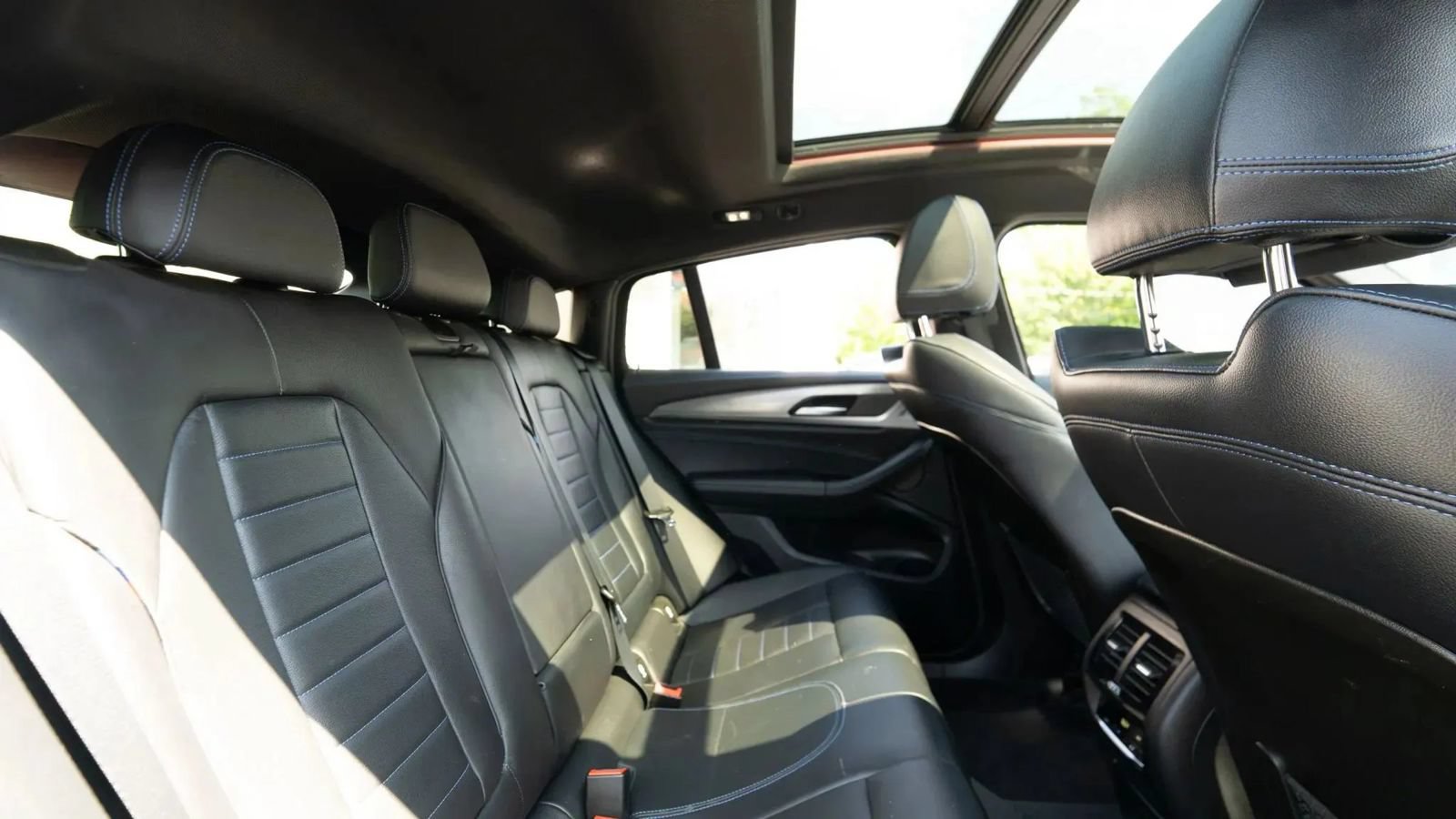 Used 2019 BMW X4 xDrive30i w/ Executive Package AWD/4WD image 16