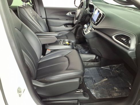 Used 2024 Chrysler Pacifica Limited FWD image 8