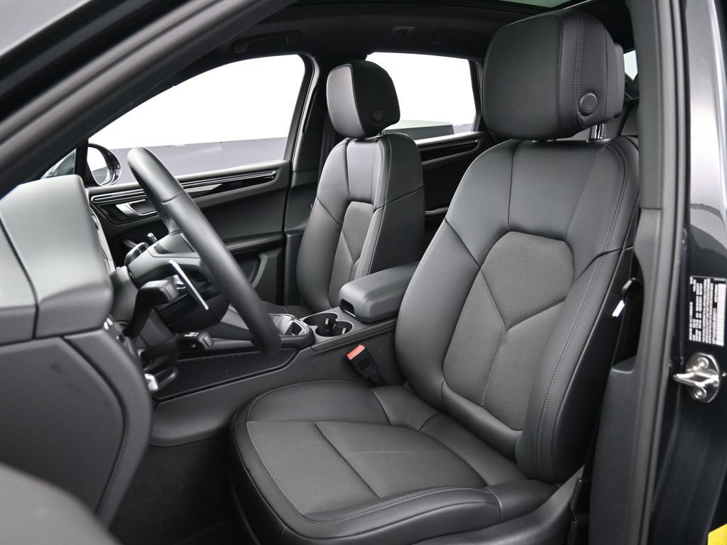 Certified 2025 Porsche Macan AWD/4WD image 5