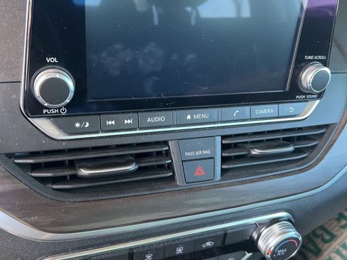 Used 2024 Nissan Altima 2.5 SV FWD image 2