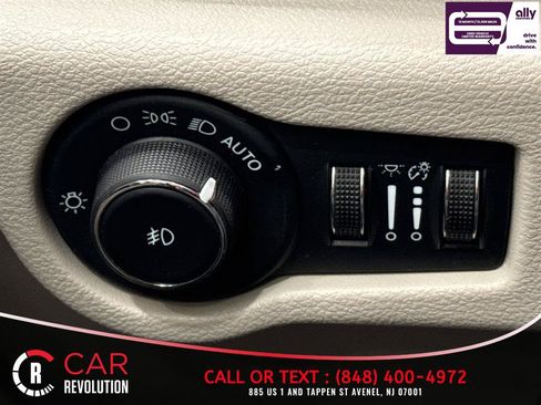 Used 2024 Chrysler Pacifica Limited FWD image 61