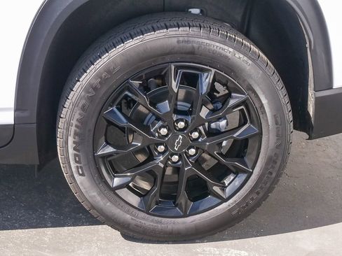 Used 2026 Chevrolet Traverse LT w/ Midnight/Sport Edition FWD image 6