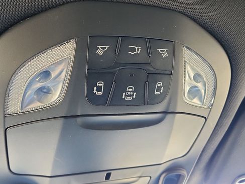 Used 2025 Chrysler Pacifica Limited image 14