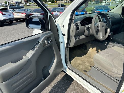 Used 2015 Nissan Frontier SV AWD/4WD image 10