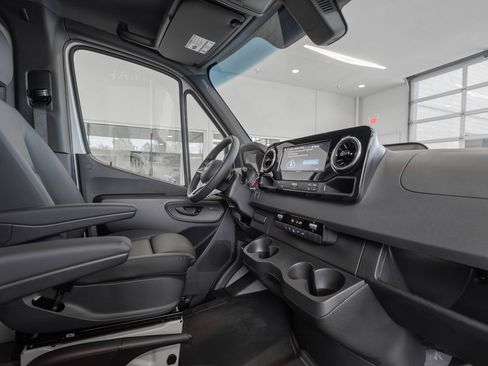 Used 2025 Mercedes-Benz Sprinter 2500 image 16