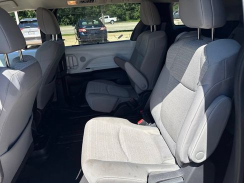 Used 2025 Toyota Sienna LE FWD image 21
