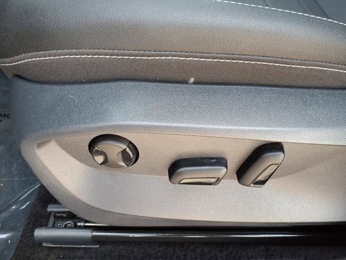 Certified 2025 Volkswagen Taos SE image 22