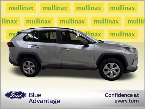 Used 2020 Toyota RAV4 LE FWD image 2