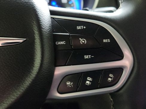 Used 2023 Chrysler Pacifica Touring-L image 17