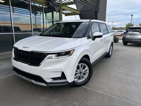 Used 2024 Kia Carnival LX image 1