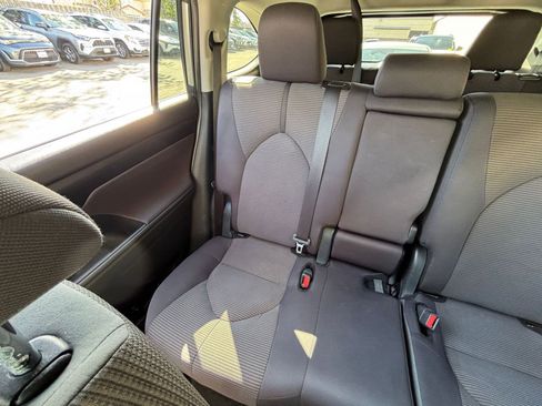 Used 2025 Toyota Highlander LE image 40