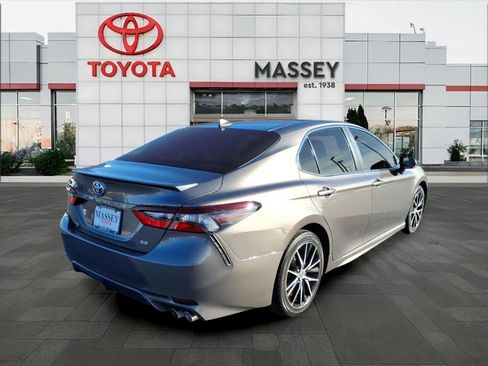 Used 2023 Toyota Camry SE image 3