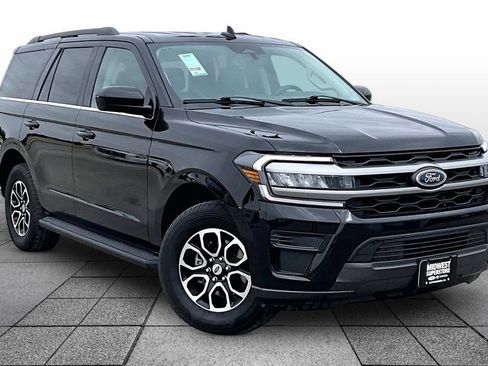 Used 2024 Ford Expedition XLT AWD/4WD image 2