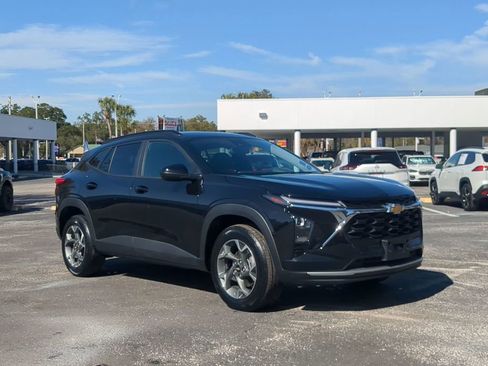 Used 2025 Chevrolet Trax LT w/ LT Convenience Package image 2