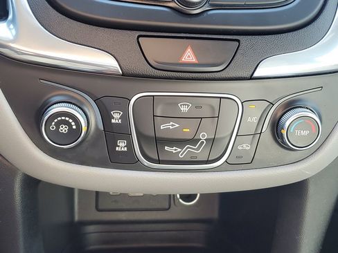 Used 2020 Chevrolet Equinox LS image 23