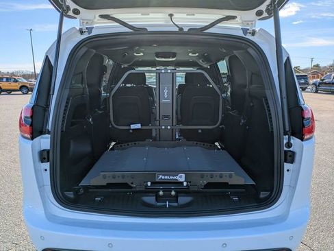 Used 2021 Chrysler Pacifica Touring w/ S Appearance Package image 33