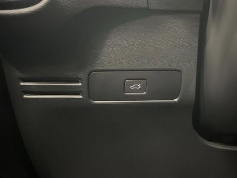 Used 2024 Volvo XC40 B5 Plus image 26