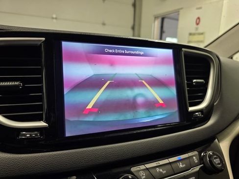 Used 2023 Chrysler Pacifica Touring-L FWD image 17