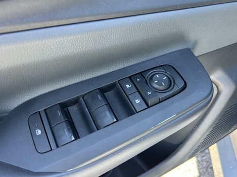 Used 2025 Toyota Prius LE FWD image 15
