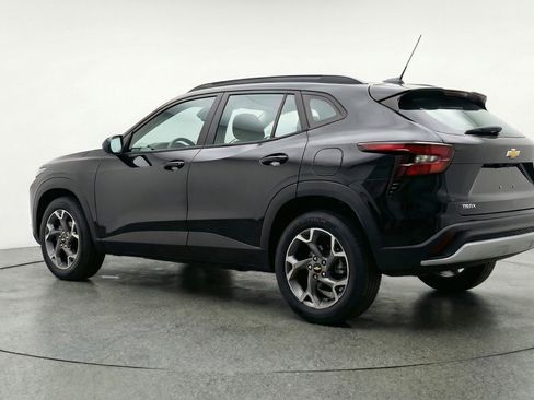Used 2025 Chevrolet Trax LT w/ LT Convenience Package FWD image 6