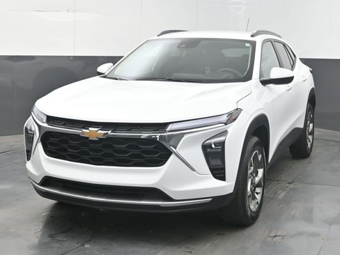 Used 2025 Chevrolet Trax LT FWD image 4