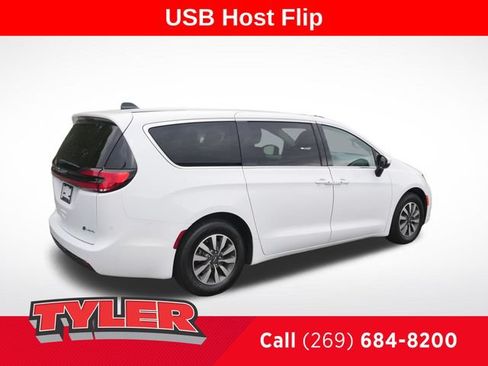 Used 2023 Chrysler Pacifica Touring-L FWD image 8