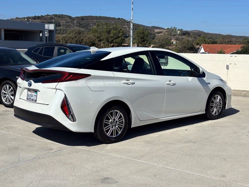 Used 2018 Toyota Prius Prime Premium w/ Preferred Accessory Package FWD image 3