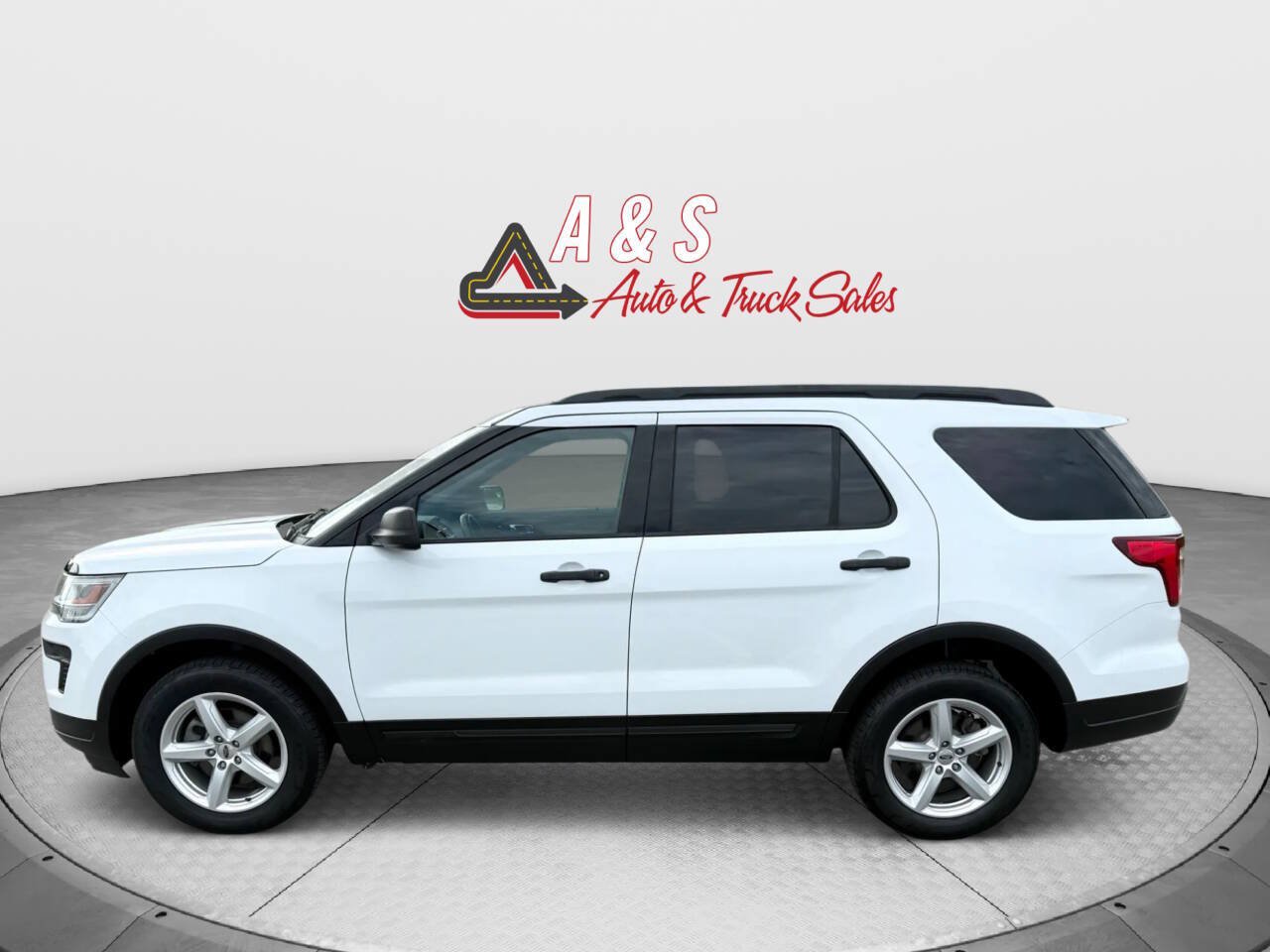 Used 2018 Ford Explorer 4WD w/ Class II Trailer Tow Package image 4